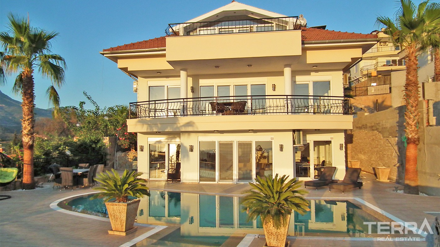 Luxury Villa Overlooking Mediterranean Sea and Castle in Alanya - 33873