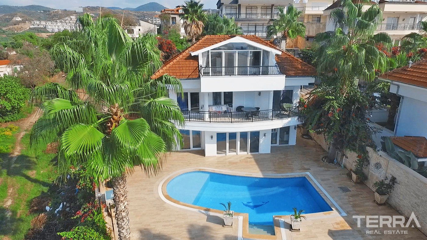 Luxury Villa Overlooking Mediterranean Sea and Castle in Alanya - 33874