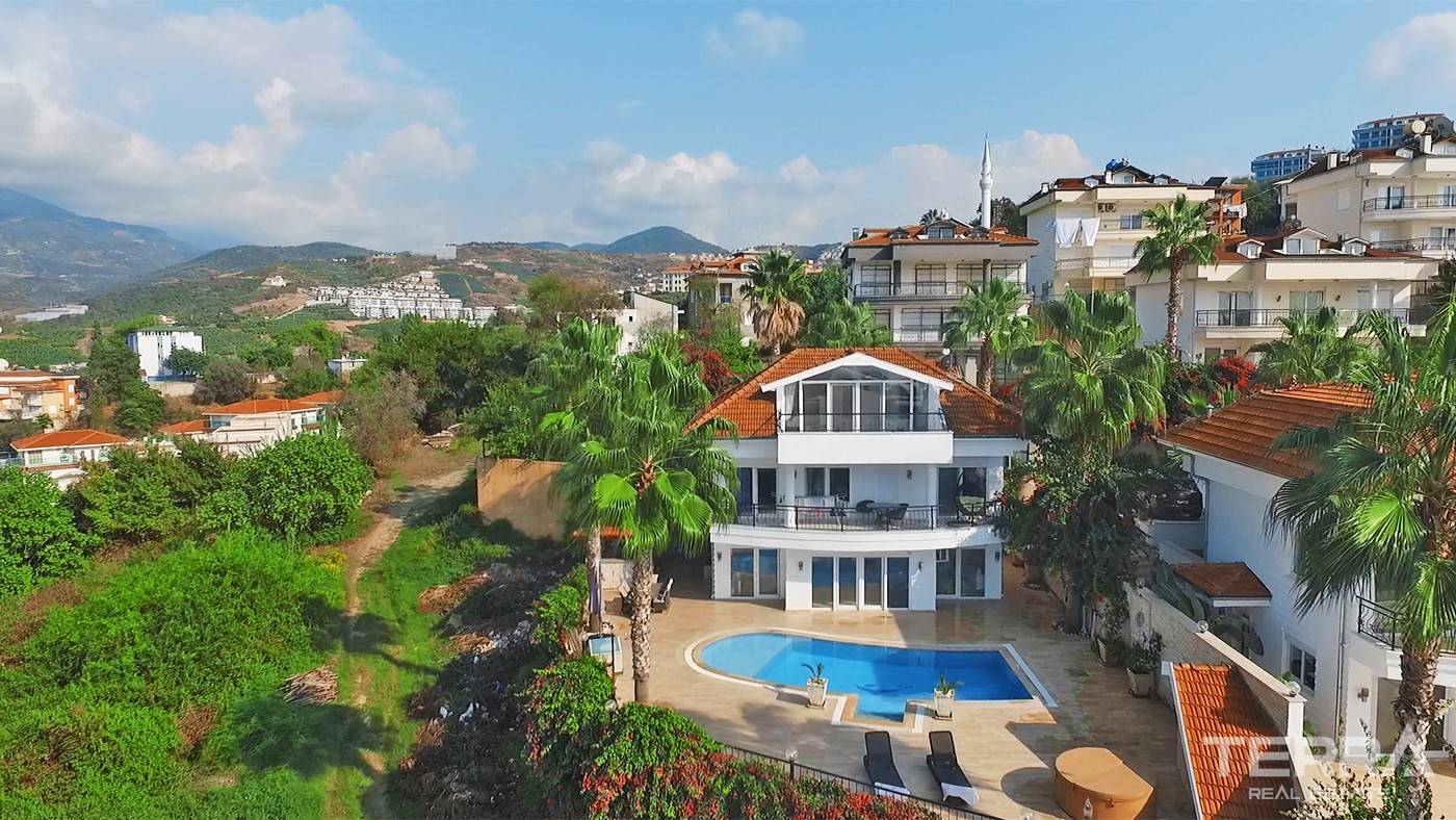 Luxury Villa Overlooking Mediterranean Sea and Castle in Alanya - 33876