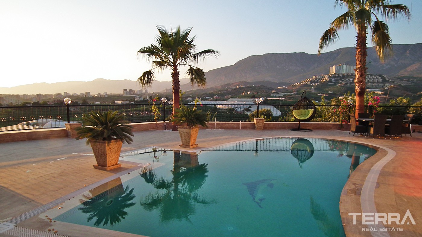 Luxury Villa Overlooking Mediterranean Sea and Castle in Alanya - 33878