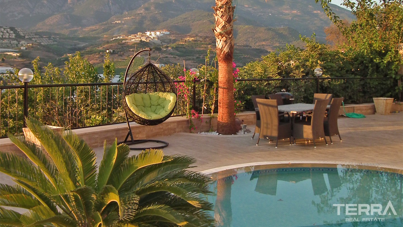 Luxury Villa Overlooking Mediterranean Sea and Castle in Alanya - 33879