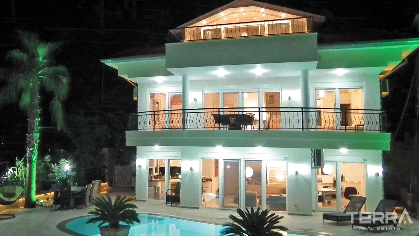 Luxury Villa Overlooking Mediterranean Sea and Castle in Alanya - 33882
