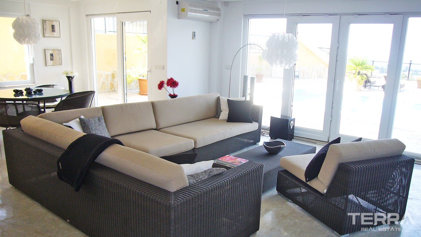Luxury Villa Overlooking Mediterranean Sea and Castle in Alanya - 33884
