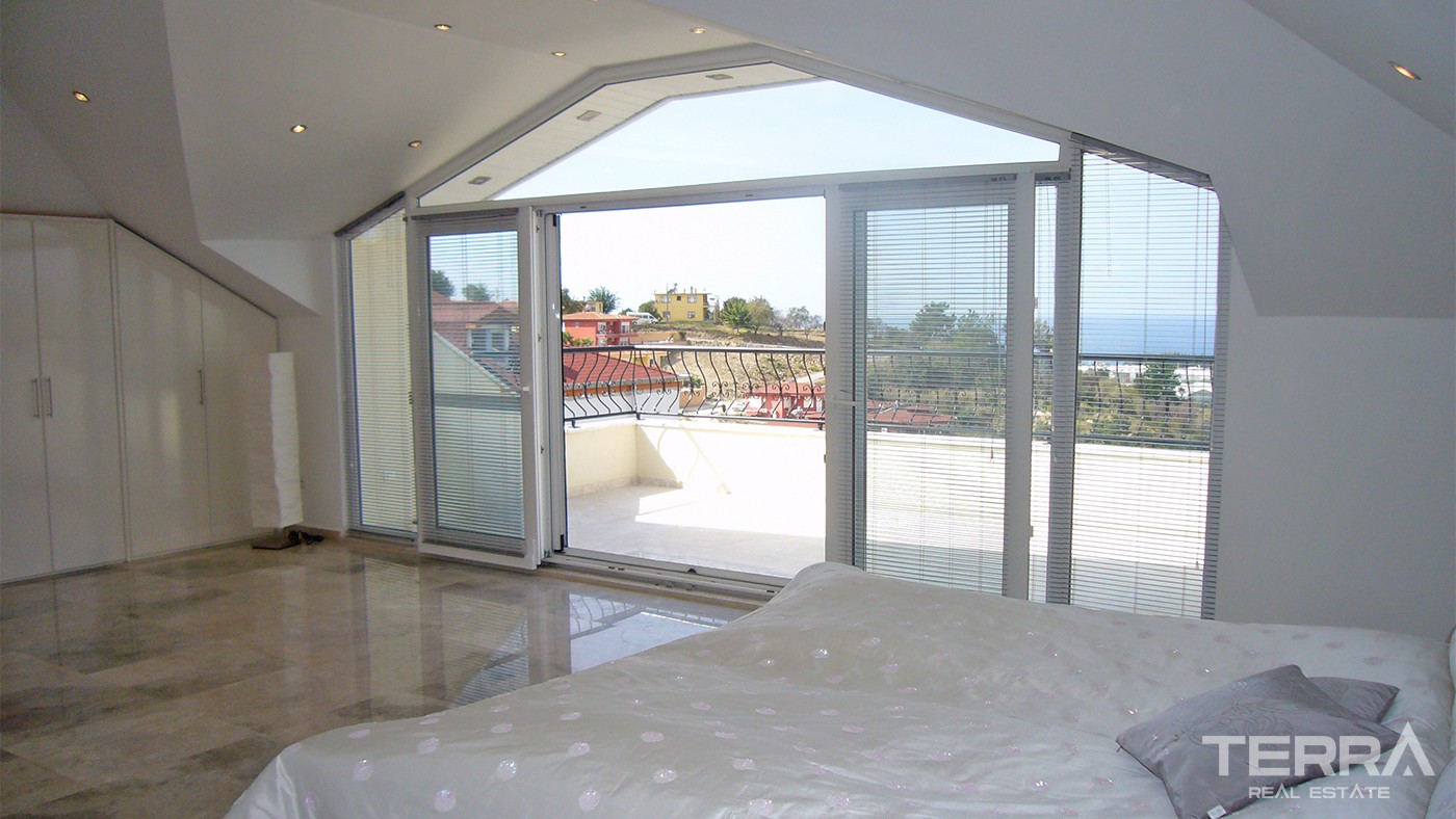 Luxury Villa Overlooking Mediterranean Sea and Castle in Alanya - 33894