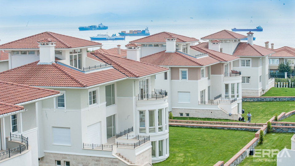 Spacious Ready to Move Villas in Kalyon Marina in Istanbul, Beylikdüzü