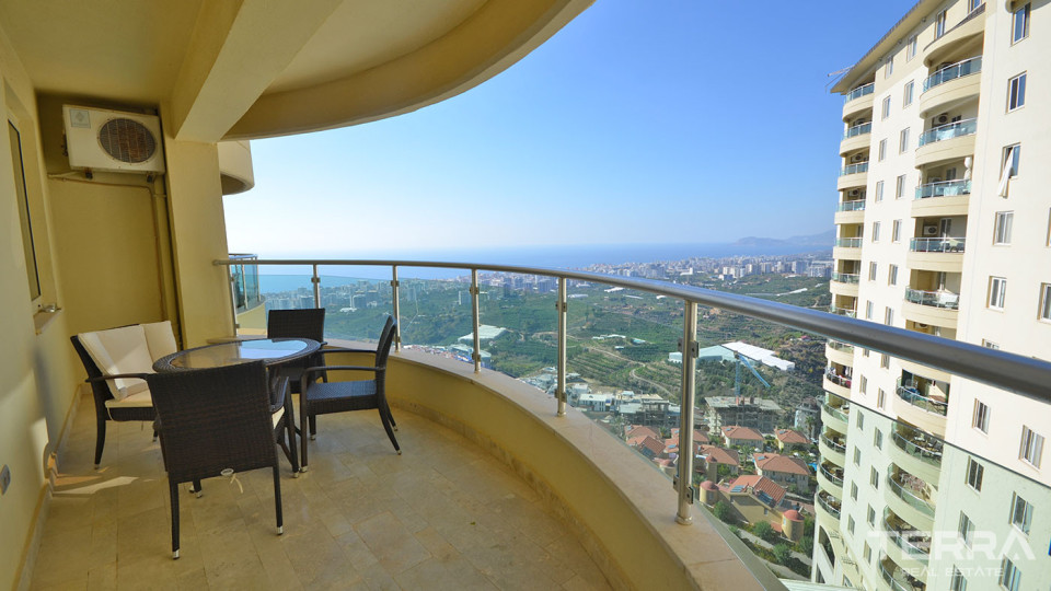 Sea View Alanya Flat with Access to Gold City's Social Facilities