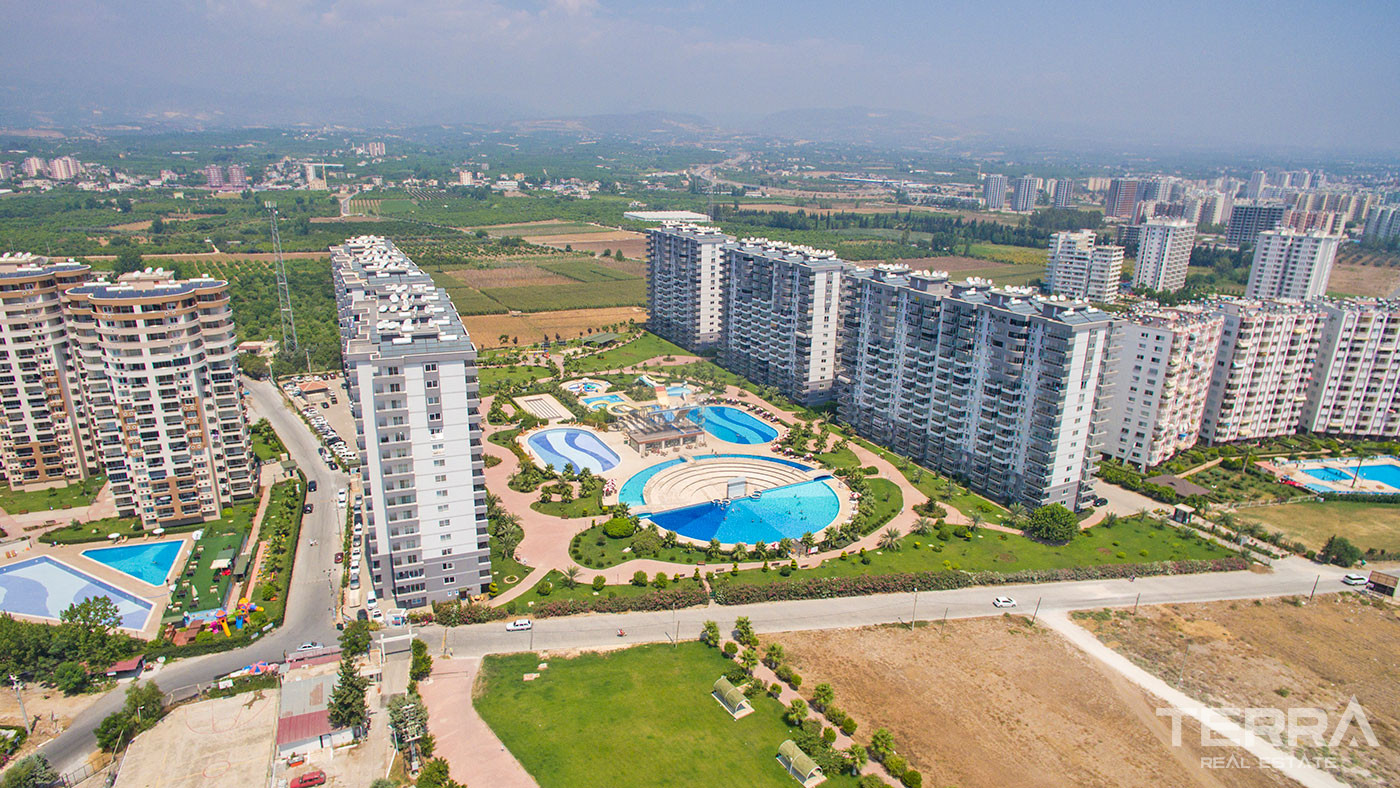 Mersin Sea View Flats in a Large Complex with Rich Social Facilities - 74510