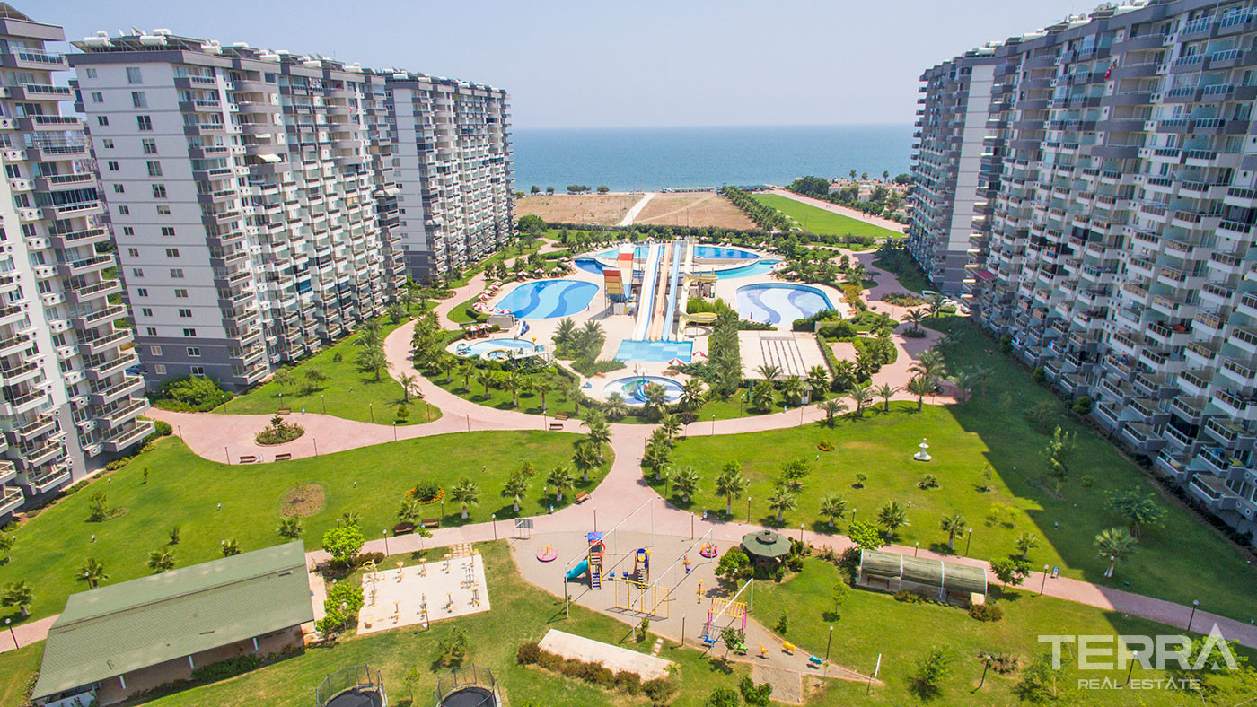 Mersin Sea View Flats in a Large Complex with Rich Social Facilities - 74512