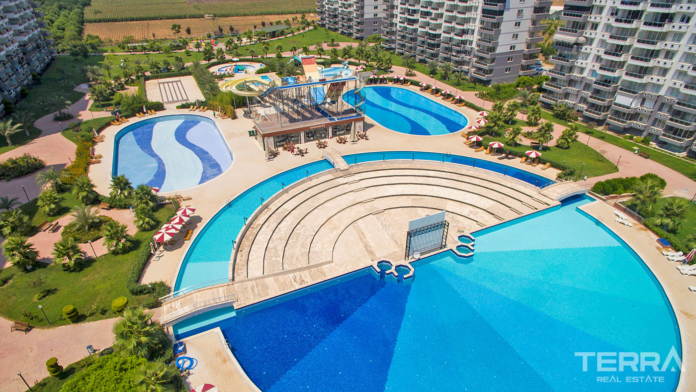 Mersin Sea View Flats in a Large Complex with Rich Social Facilities - 74513