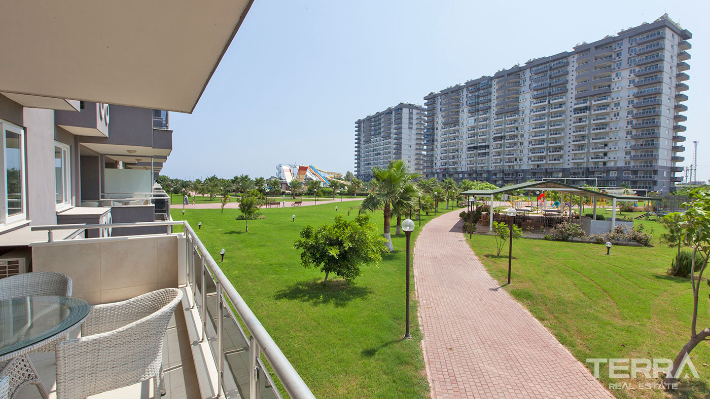 Mersin Sea View Flats in a Large Complex with Rich Social Facilities - 74519