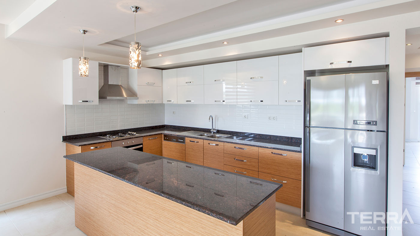 Mersin Sea View Flats in a Large Complex with Rich Social Facilities - 74522
