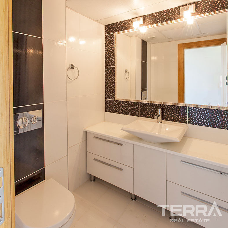 Mersin Sea View Flats in a Large Complex with Rich Social Facilities - 74524