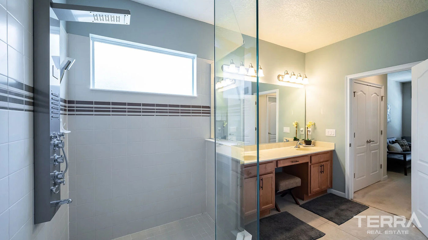 Resort Style On Site Amenities from Exclusive Villas in Orlando - 78705