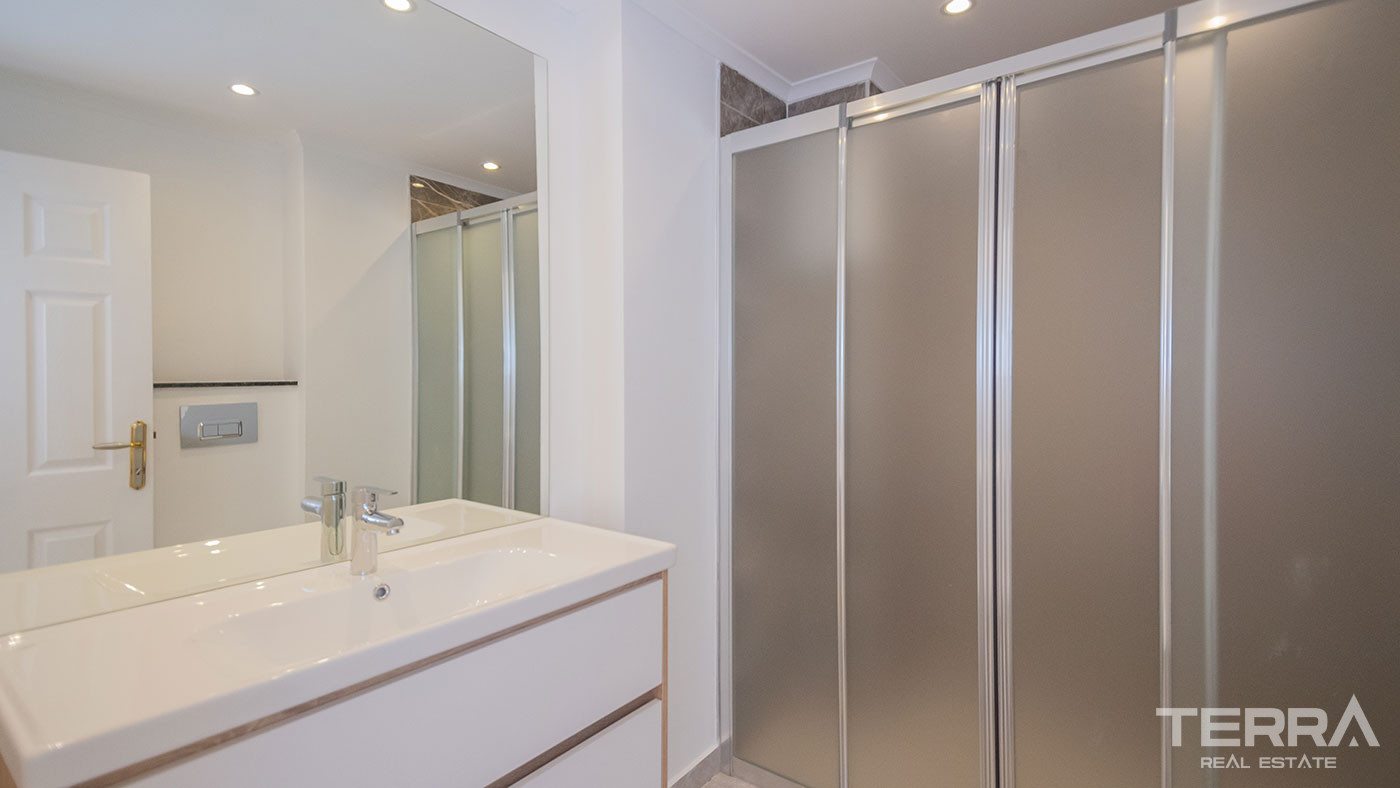Ultimate Comfort in the Seafront Resale Flat with 4 Bedrooms in Alanya - 93331