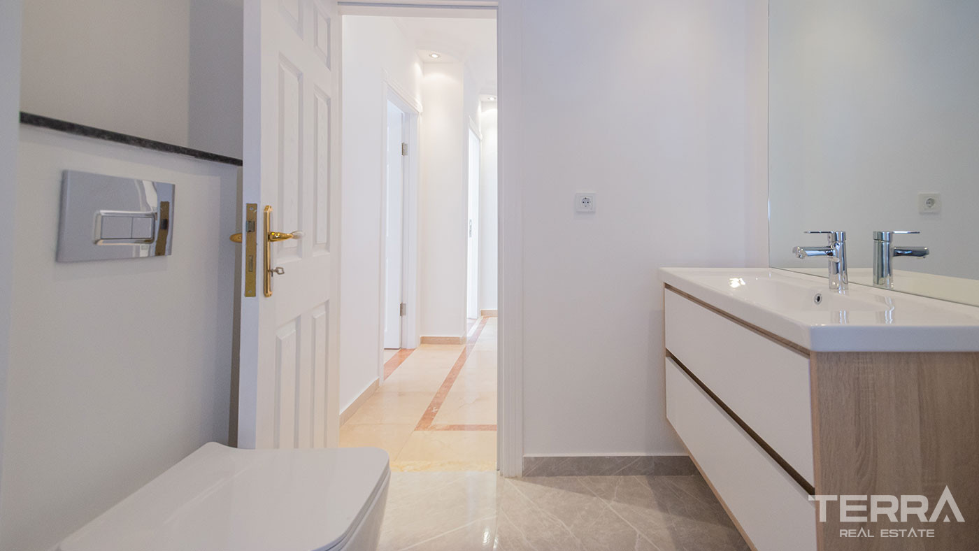 Ultimate Comfort in the Seafront Resale Flat with 4 Bedrooms in Alanya - 93332