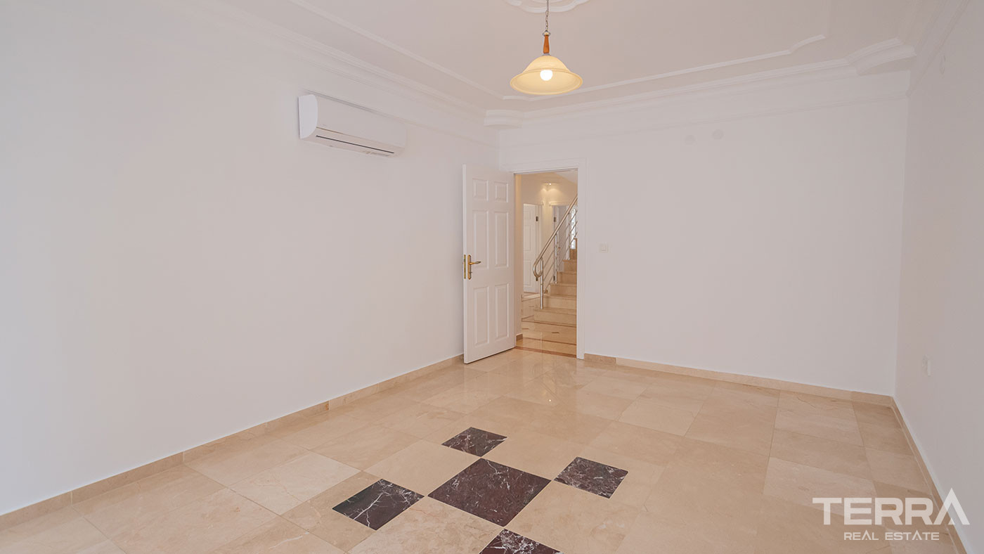 Ultimate Comfort in the Seafront Resale Flat with 4 Bedrooms in Alanya - 93334