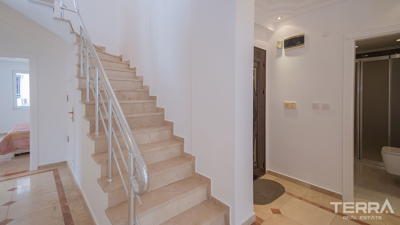 Ultimate Comfort in the Seafront Resale Flat with 4 Bedrooms in Alanya - 93337