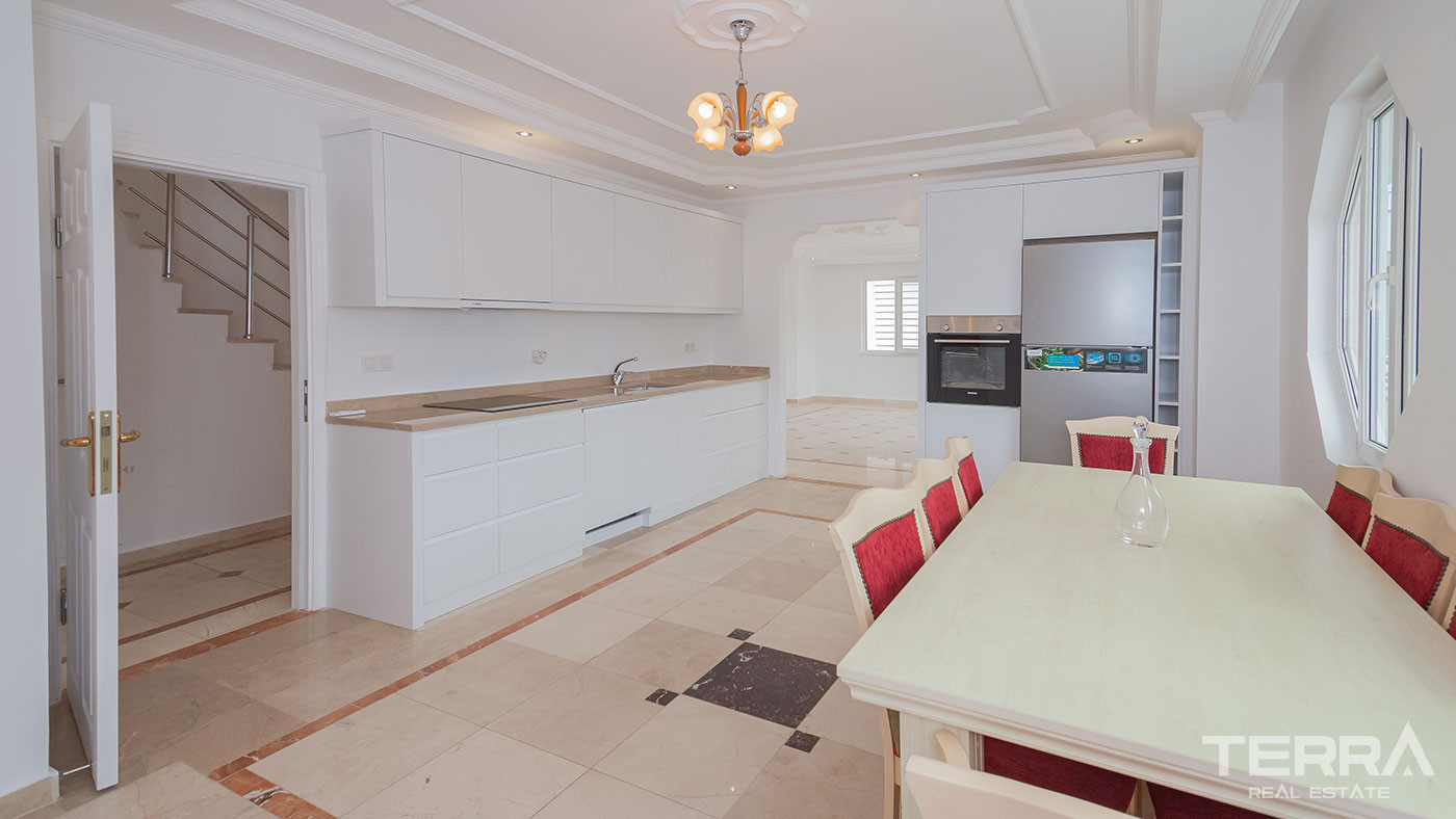 Ultimate Comfort in the Seafront Resale Flat with 4 Bedrooms in Alanya - 93341