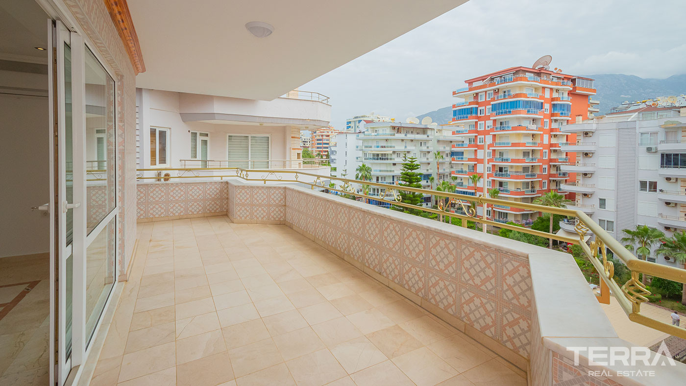 Ultimate Comfort in the Seafront Resale Flat with 4 Bedrooms in Alanya - 93346