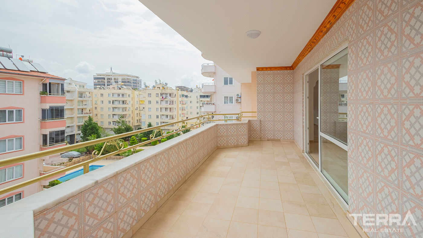 Ultimate Comfort in the Seafront Resale Flat with 4 Bedrooms in Alanya - 93345