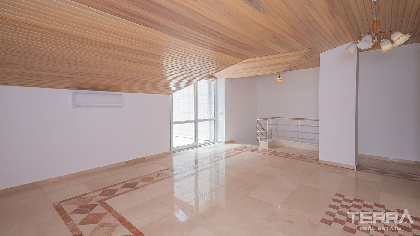 Ultimate Comfort in the Seafront Resale Flat with 4 Bedrooms in Alanya - 93351