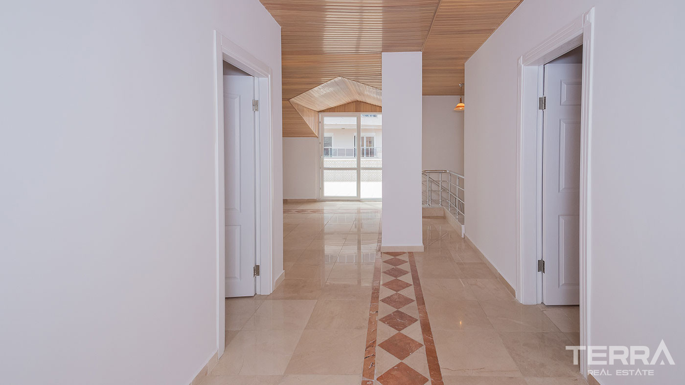 Ultimate Comfort in the Seafront Resale Flat with 4 Bedrooms in Alanya - 93352
