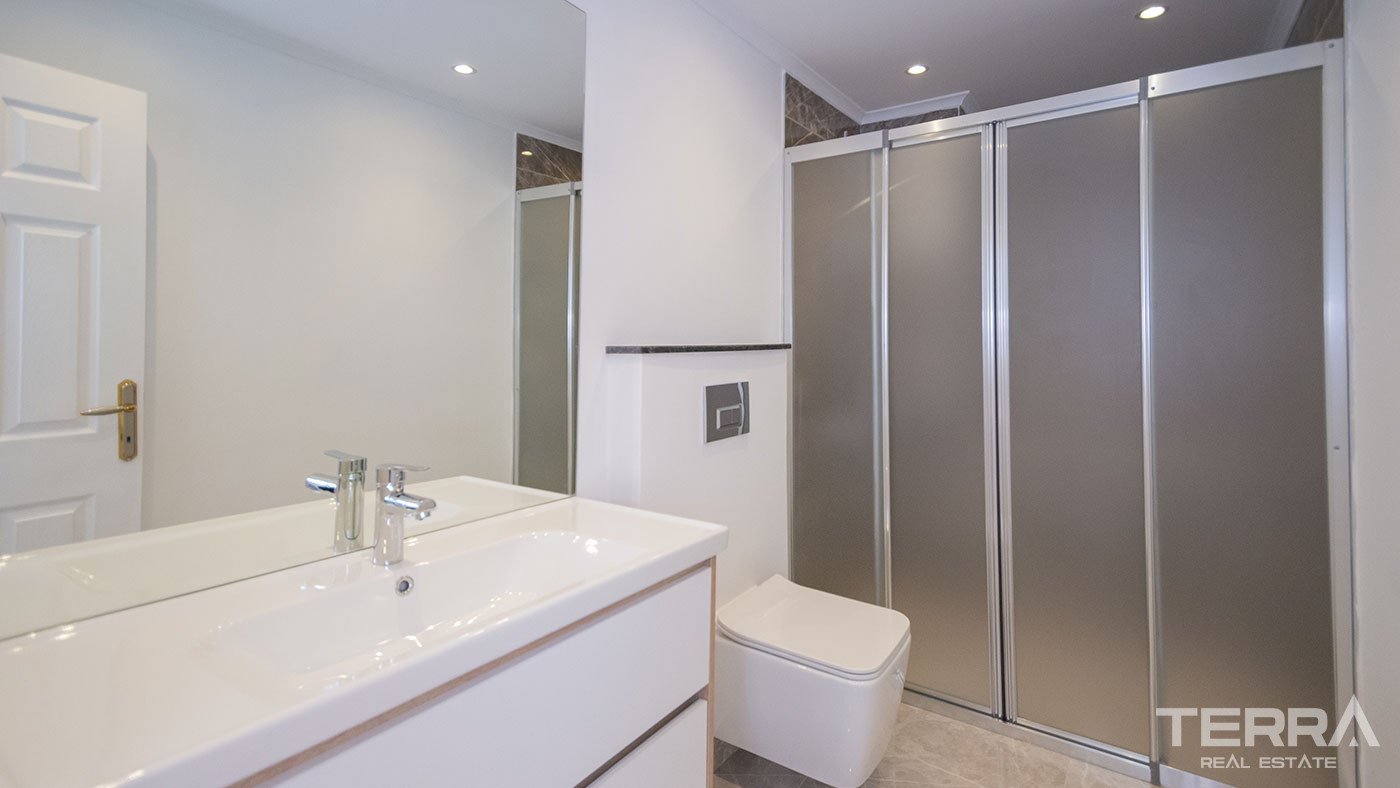 Ultimate Comfort in the Seafront Resale Flat with 4 Bedrooms in Alanya - 93356