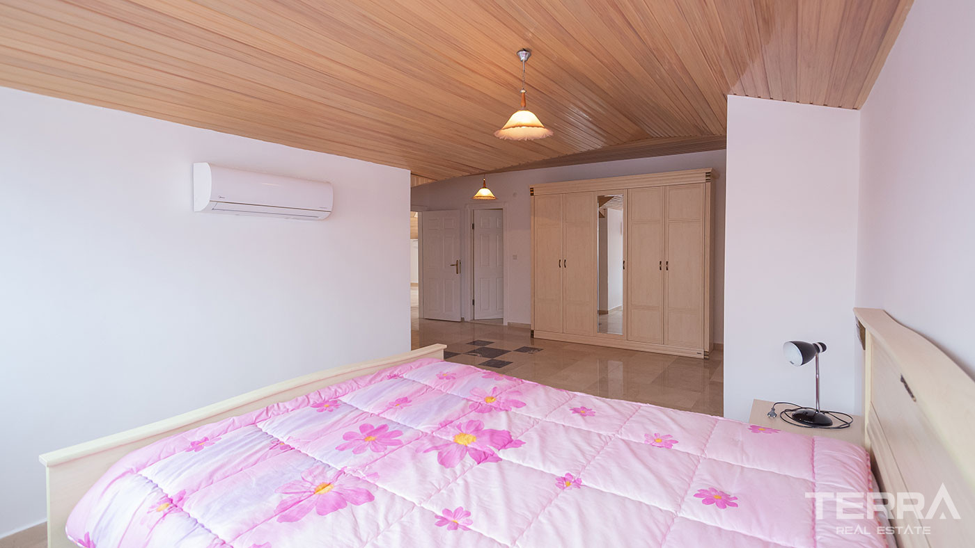Ultimate Comfort in the Seafront Resale Flat with 4 Bedrooms in Alanya - 93360