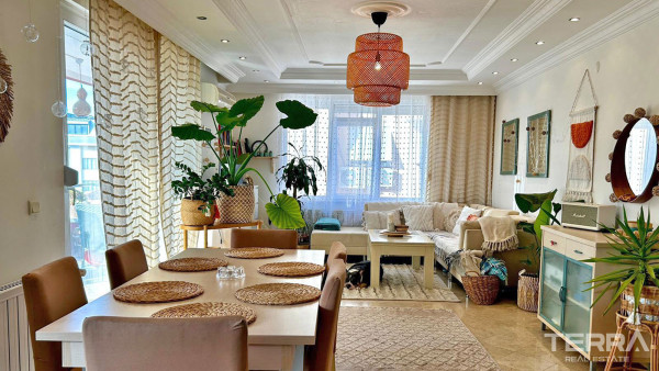 Chic Resale Apartment with Spacious Living Areas in Alanya Center