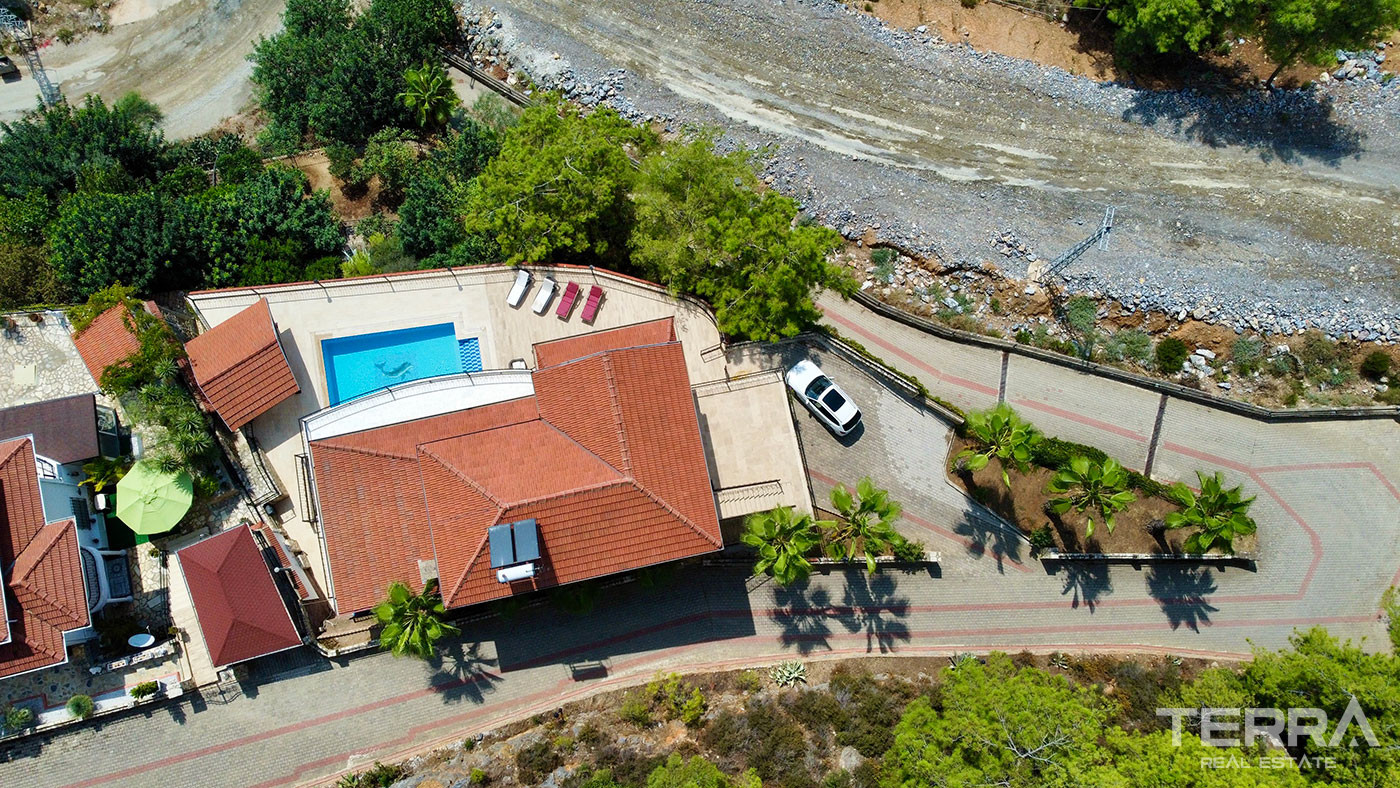 Sea View Villa with Private Pool for Sale in Alanya, Turkey - 102182