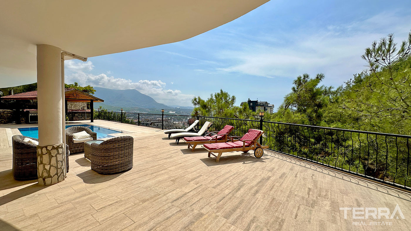 Sea View Villa with Private Pool for Sale in Alanya, Turkey - 102185