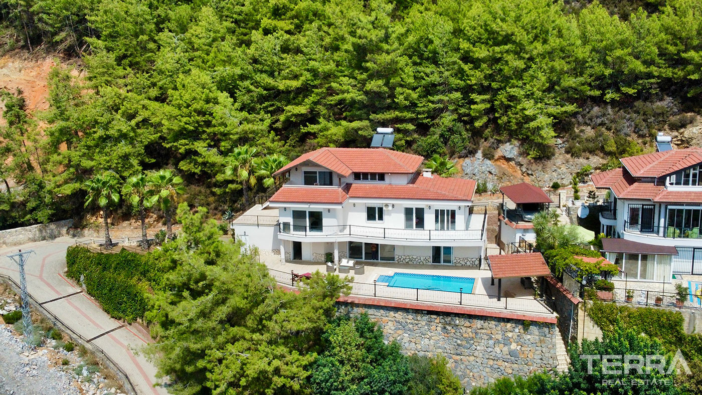 Sea View Villa with Private Pool for Sale in Alanya, Turkey - 102186