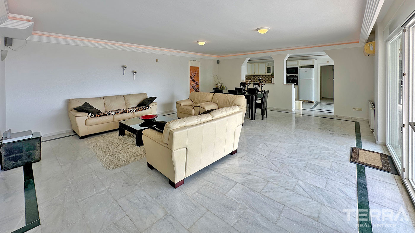 Sea View Villa with Private Pool for Sale in Alanya, Turkey - 102192