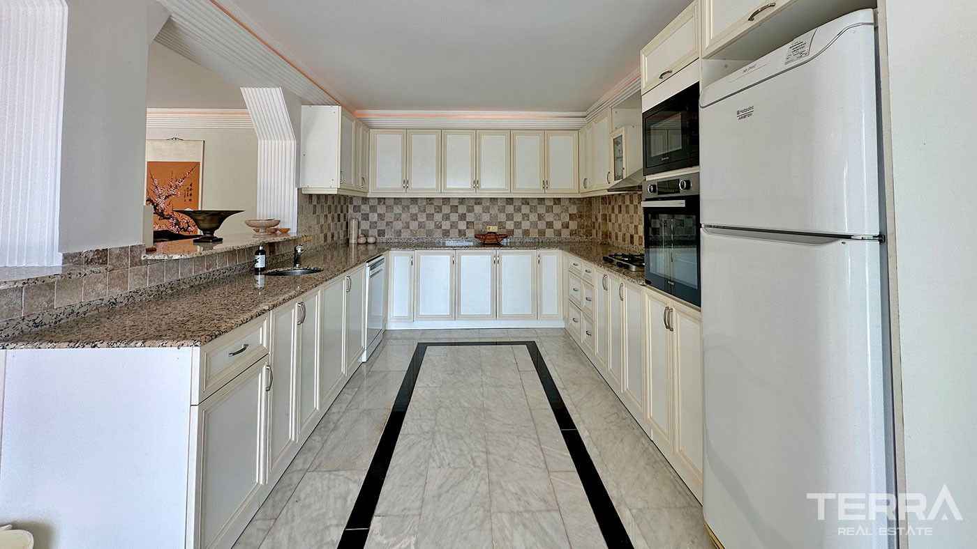 Sea View Villa with Private Pool for Sale in Alanya, Turkey - 102193