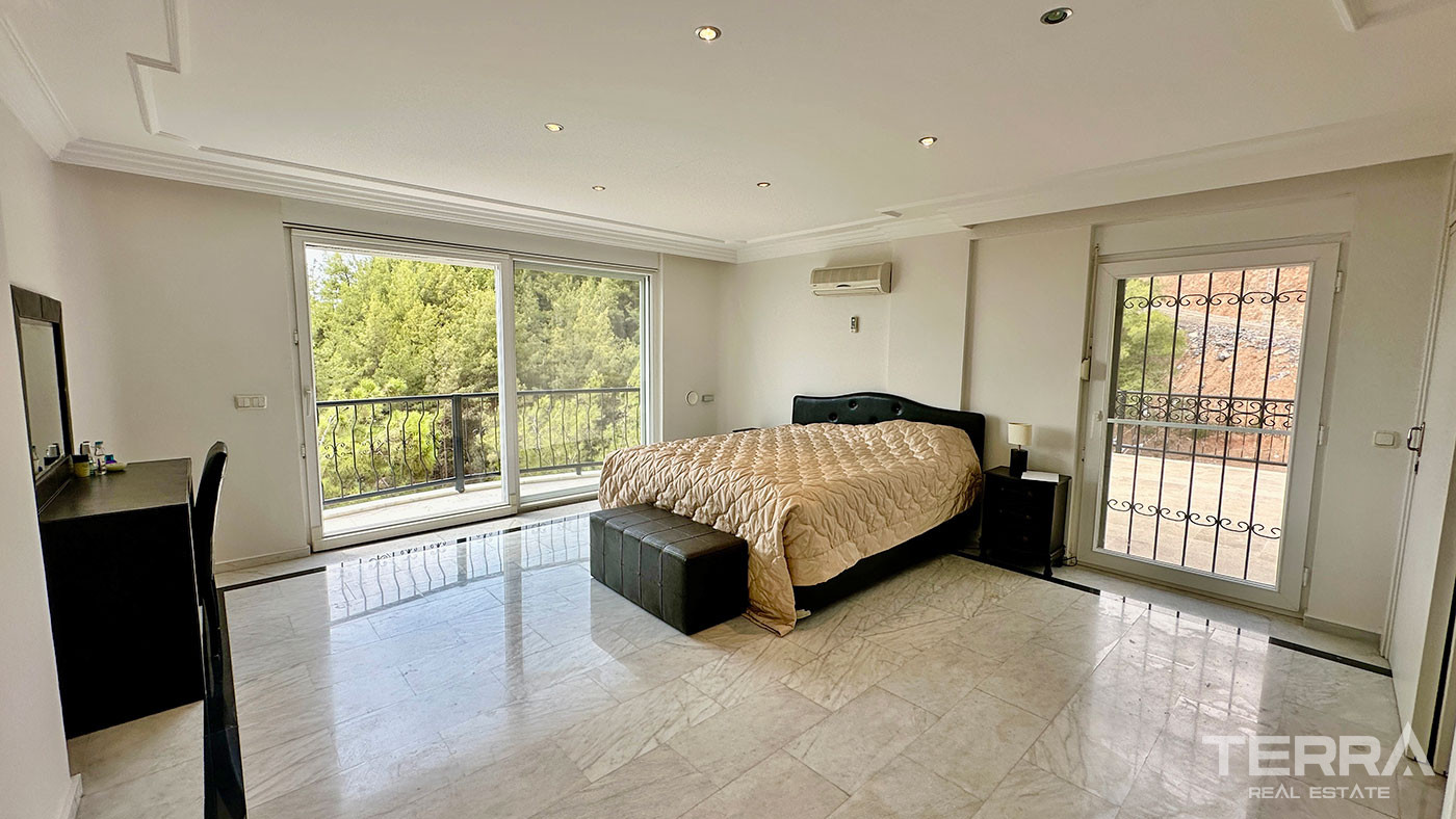 Sea View Villa with Private Pool for Sale in Alanya, Turkey - 102199