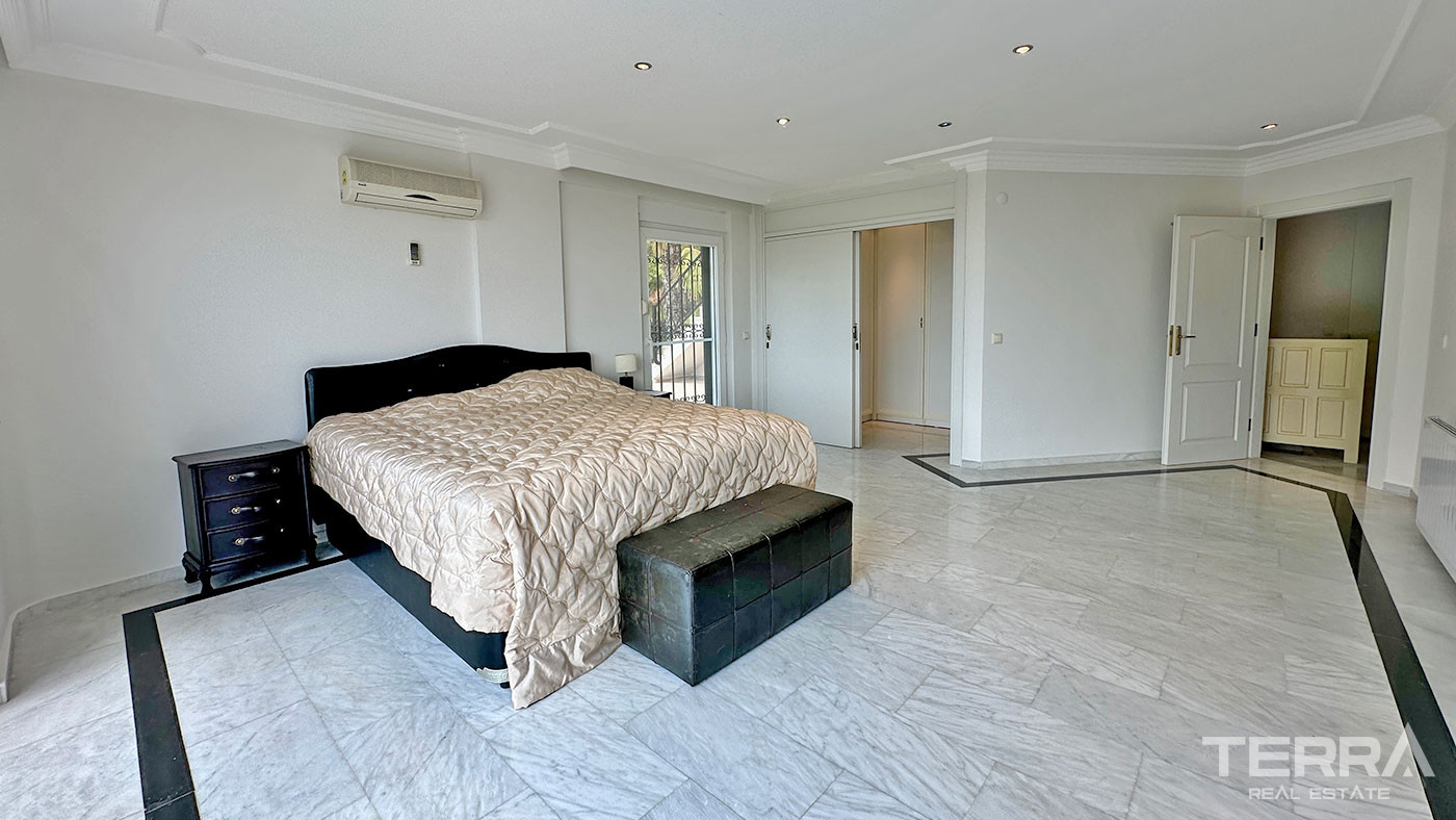 Sea View Villa with Private Pool for Sale in Alanya, Turkey - 102202