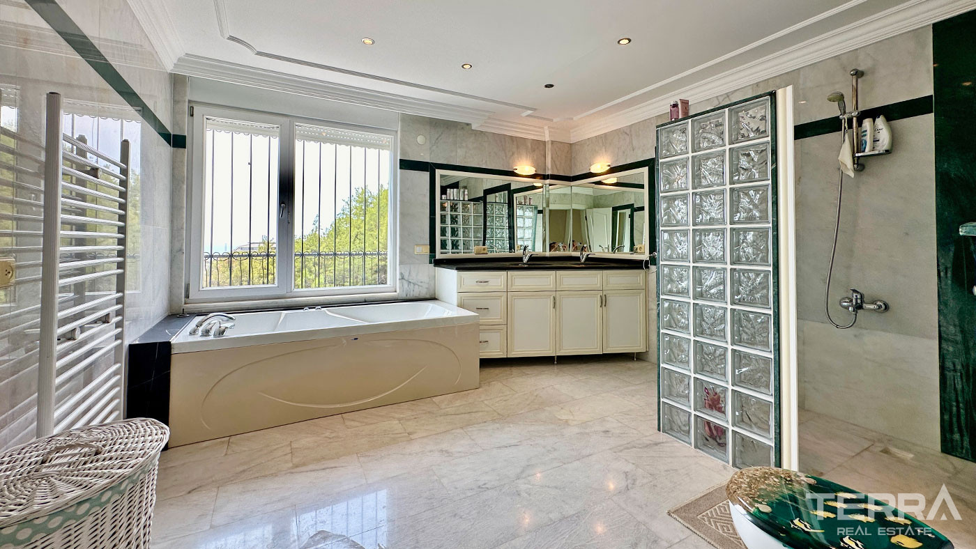 Sea View Villa with Private Pool for Sale in Alanya, Turkey - 102203