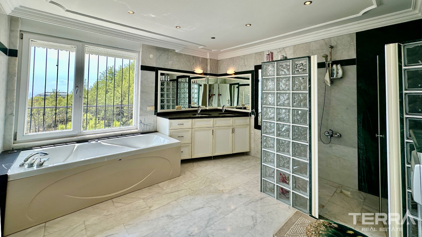 Sea View Villa with Private Pool for Sale in Alanya, Turkey - 102205