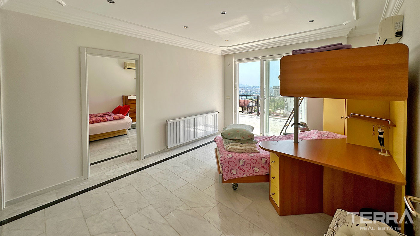 Sea View Villa with Private Pool for Sale in Alanya, Turkey - 102206