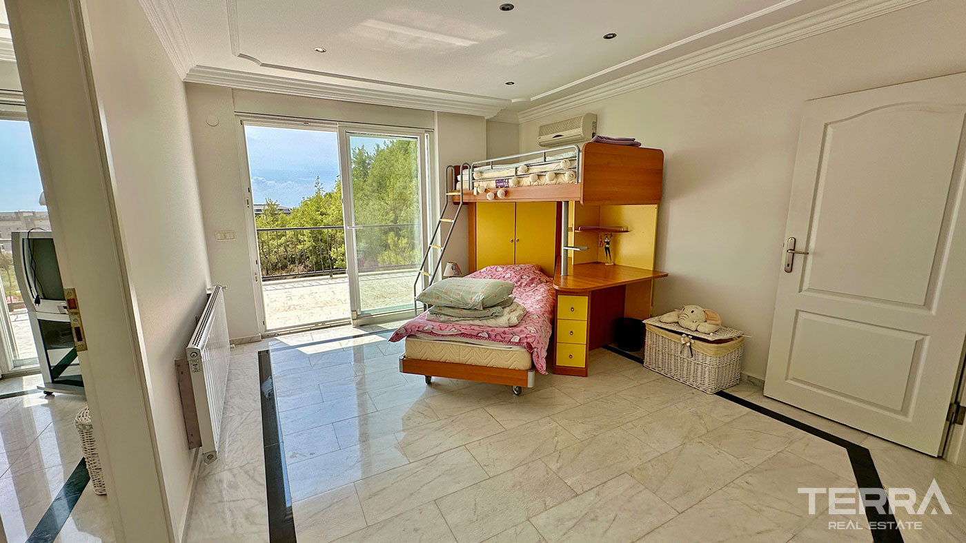 Sea View Villa with Private Pool for Sale in Alanya, Turkey - 102208