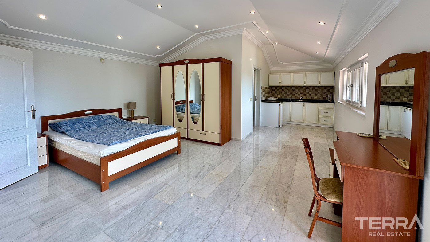 Sea View Villa with Private Pool for Sale in Alanya, Turkey - 102212