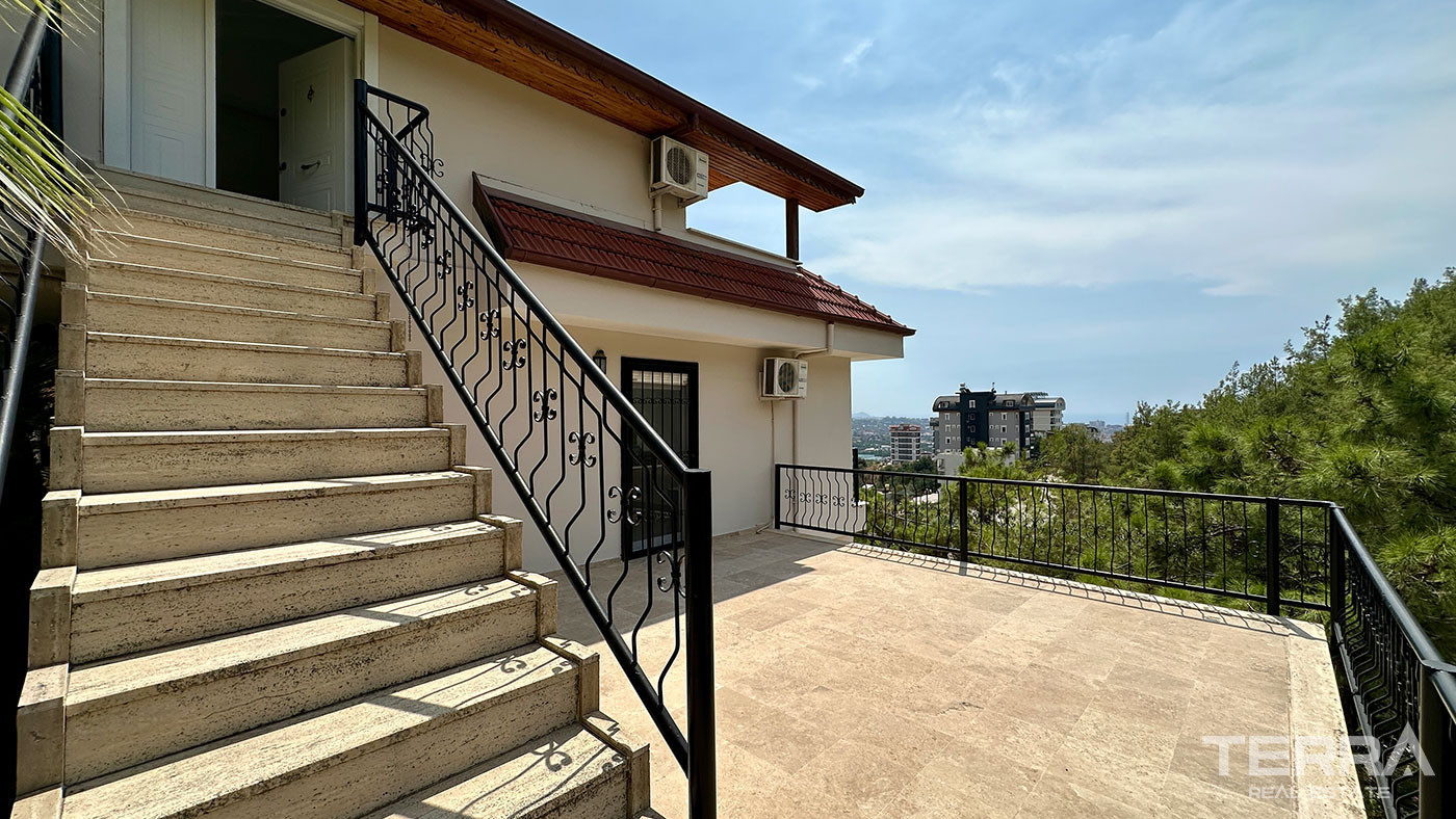Sea View Villa with Private Pool for Sale in Alanya, Turkey - 102217