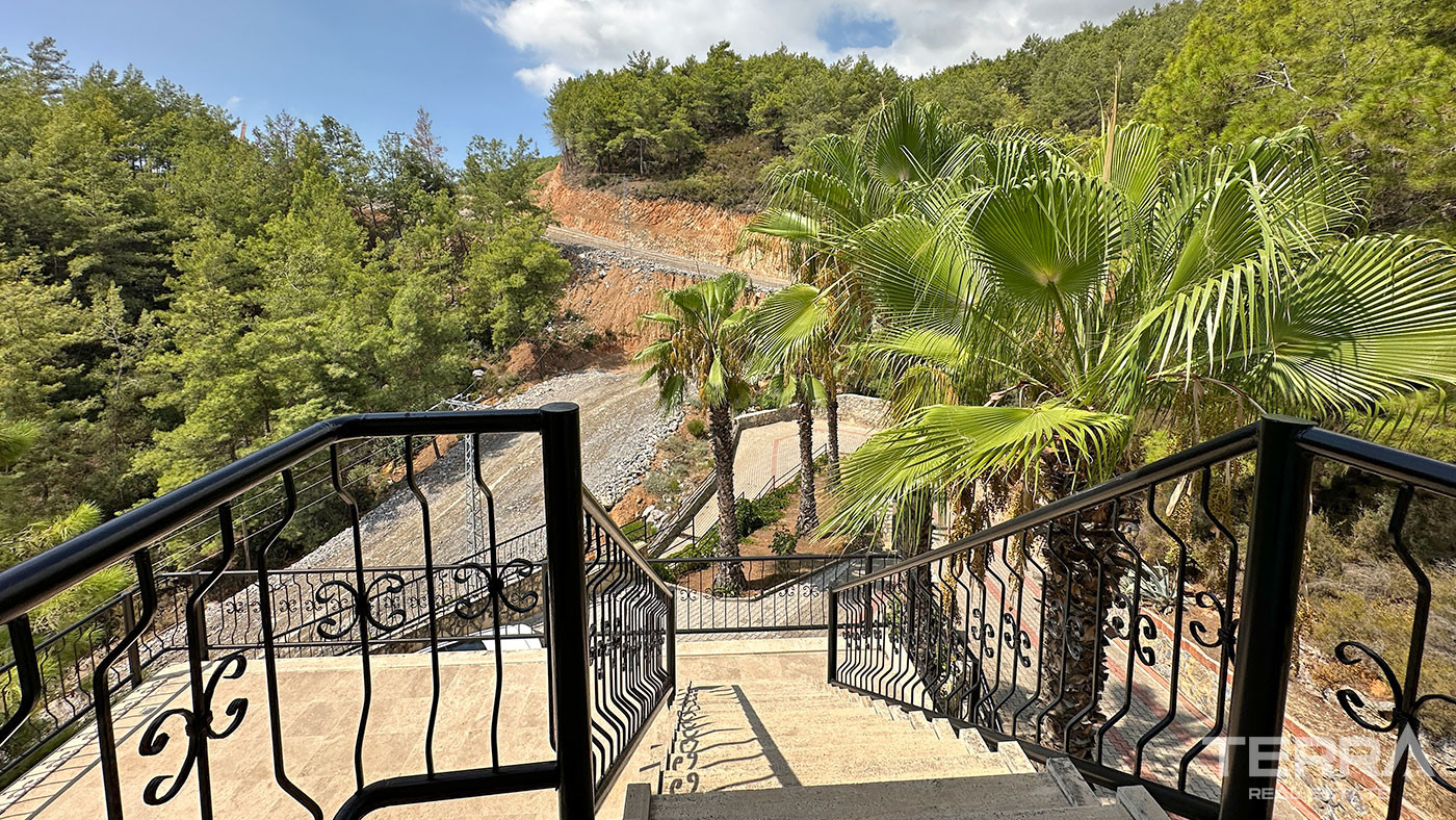 Sea View Villa with Private Pool for Sale in Alanya, Turkey - 102218