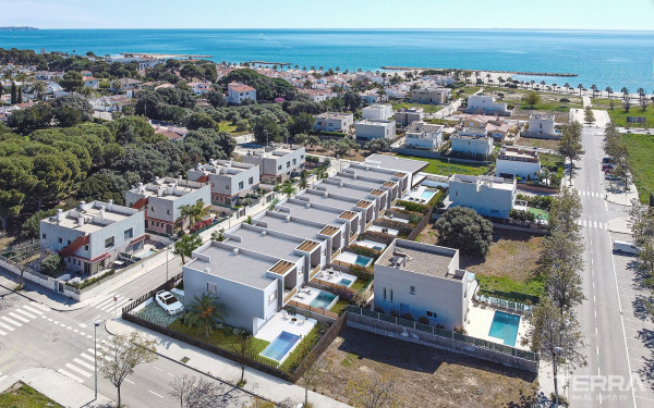 Rivitaloasuntoja myynnissä Cambrilsissa Costa Doradalla, Espanjassa