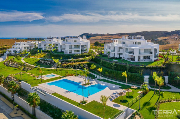 Malaga, Casares, Costa del Sol’da Deniz Manzaralı Konforlu Daireler