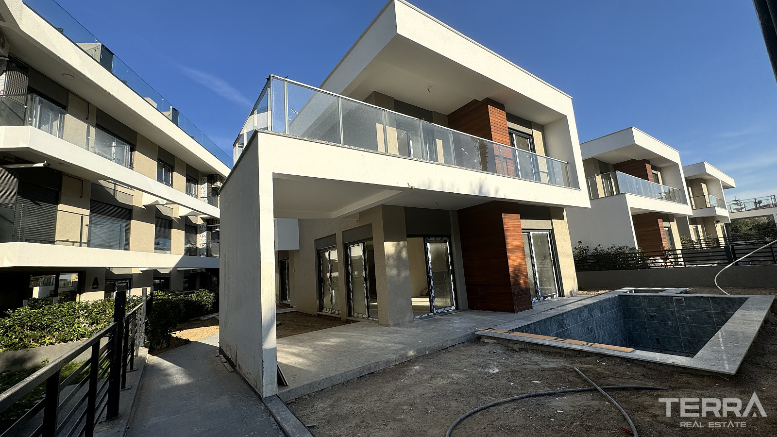 Detached Villas with Pools for Sale in Urla, İzmir - 107075