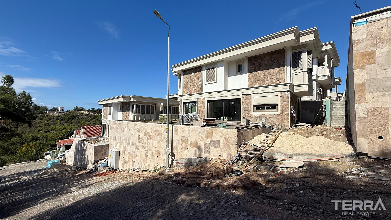 Aydın, Kuşadası'nda Güvenlikli Sitede Deniz Manzaralı Villalar - 110414