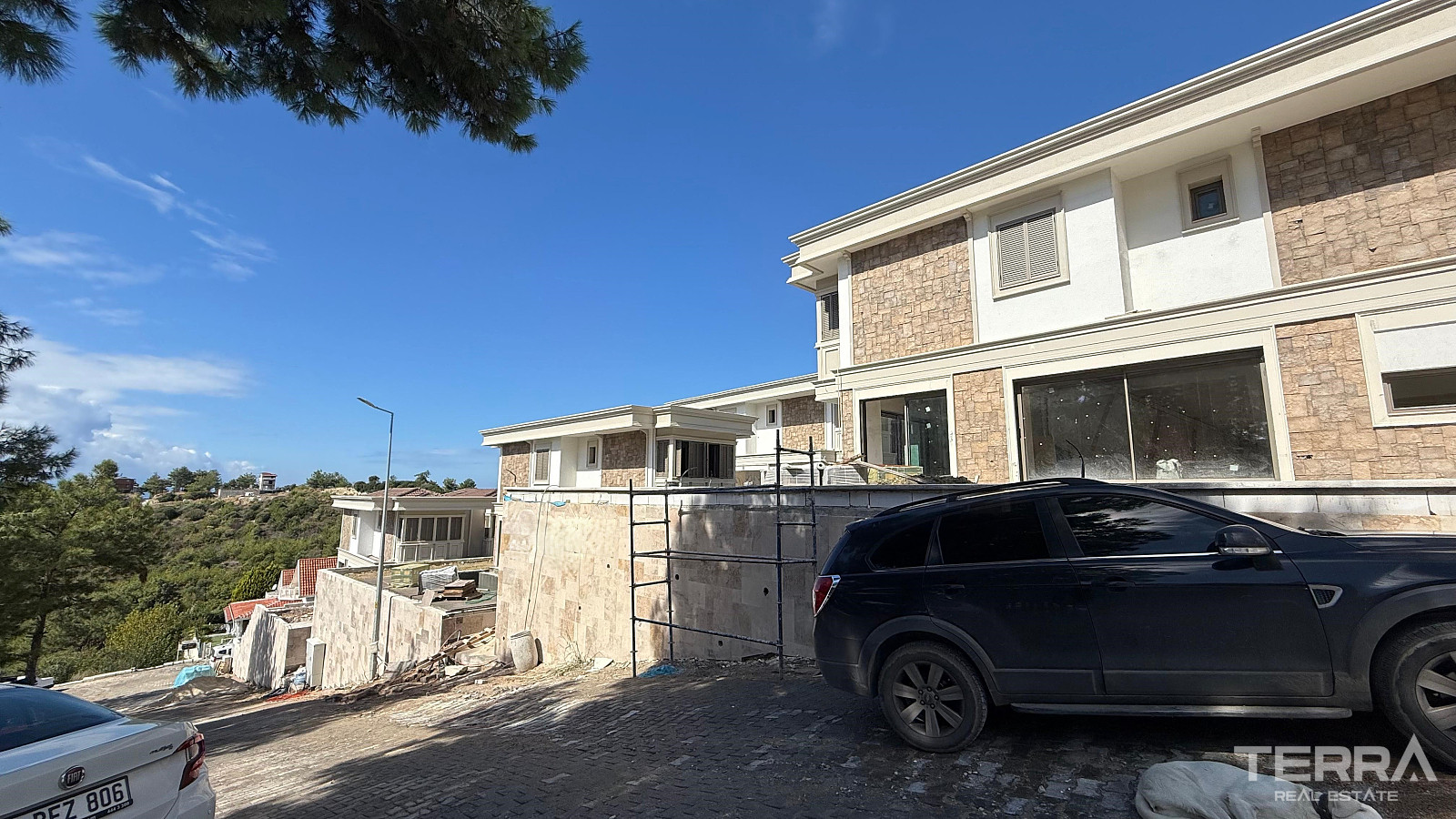 Aydın, Kuşadası'nda Güvenlikli Sitede Deniz Manzaralı Villalar - 110415