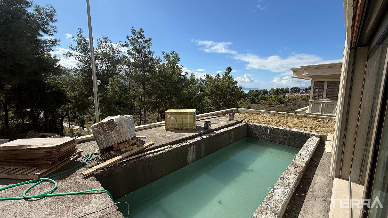 Aydın, Kuşadası'nda Güvenlikli Sitede Deniz Manzaralı Villalar - 110430