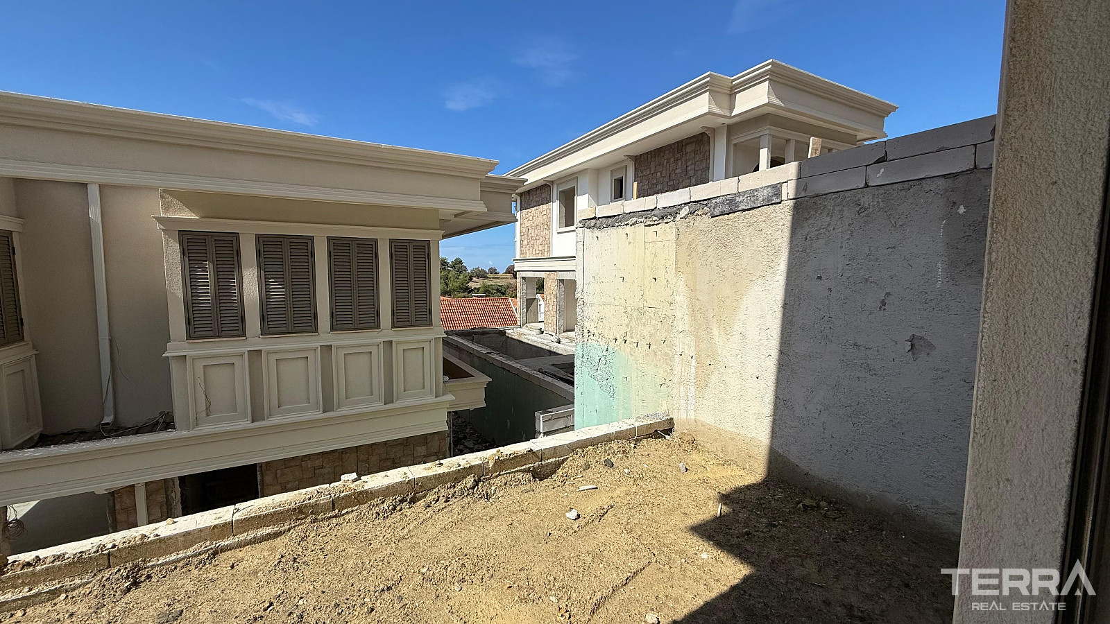 Aydın, Kuşadası'nda Güvenlikli Sitede Deniz Manzaralı Villalar - 110433